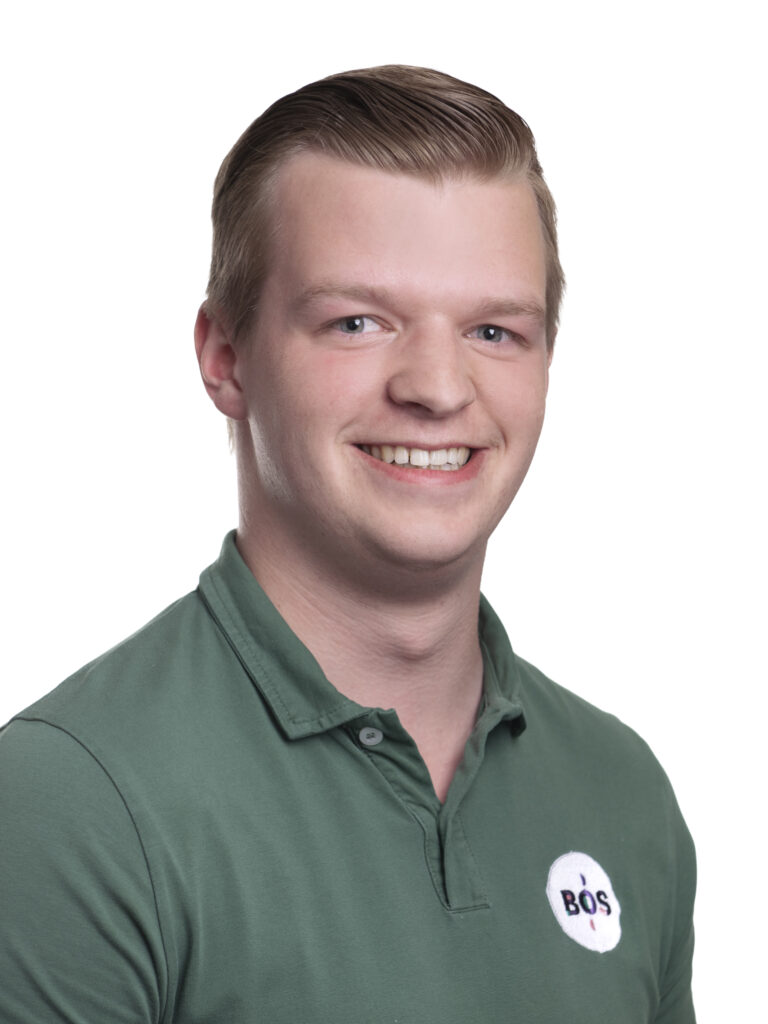 Professioneel portret van tandprotheticus in groene polo met TPP Bos logo