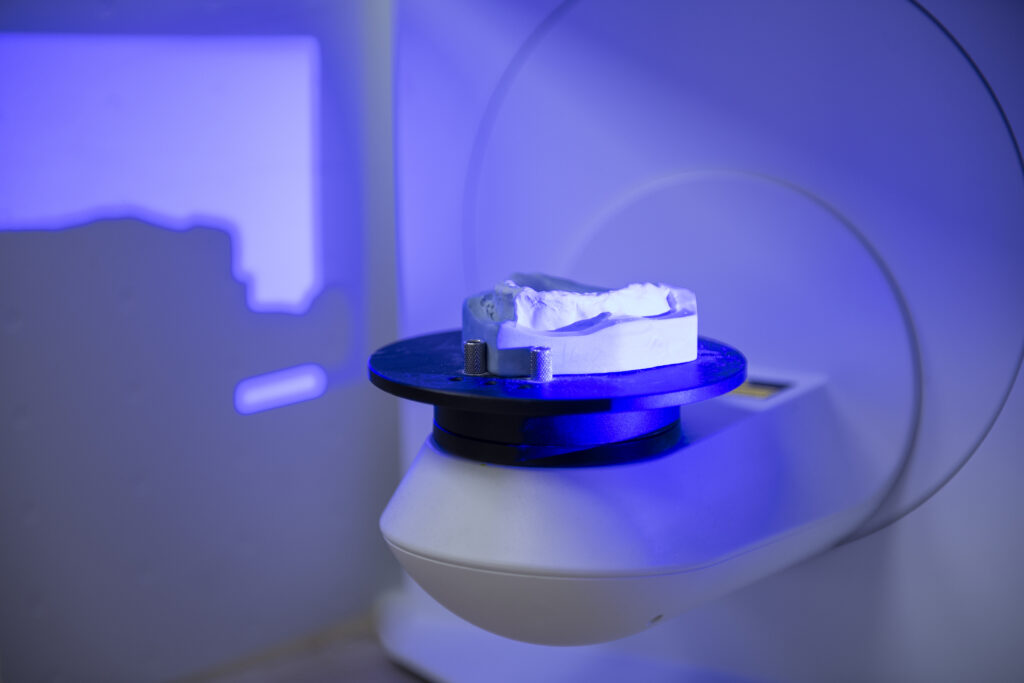 Moderne 3D scanner voor het digitaal scannen van tandprotheses en gebitsprotheses bij tandprotheticus